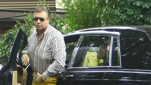 Asta e noua moda in lumea buna a Capitalei! Cel mai excentric milionar de la noi si-a asortat tinuta la... bricheta