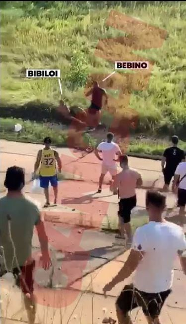 Bebino l-a bătut măr pe Bibiloi, iar ultimul a fost nevoit să-i pupe mâinile