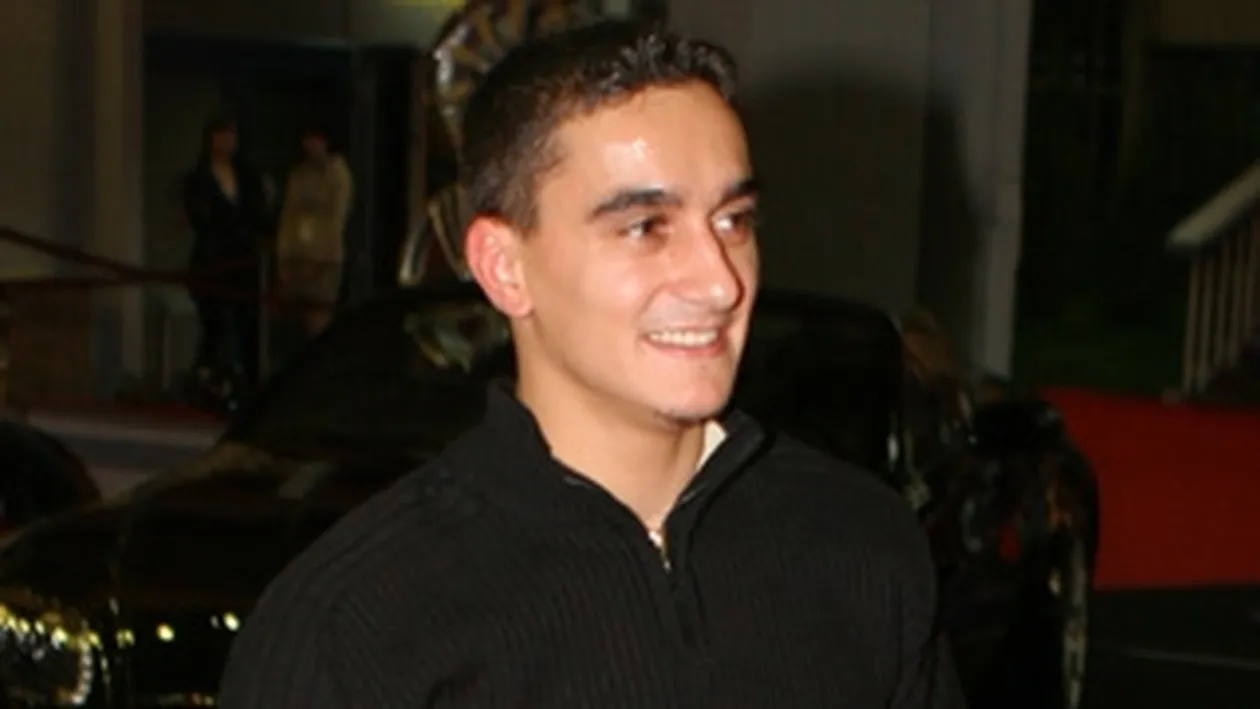 Larisa a petrecut la botezul copilul finilor pe care i-a cununat cu Marian Dragulescu. Sexy si singura la botez!