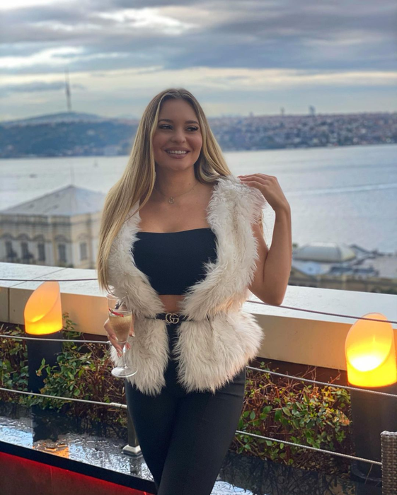 Sexy-durdulia Andreea Bîrsan și-a schimbat look-ul de când este cu Julius (sursa FOTO: Instagram)