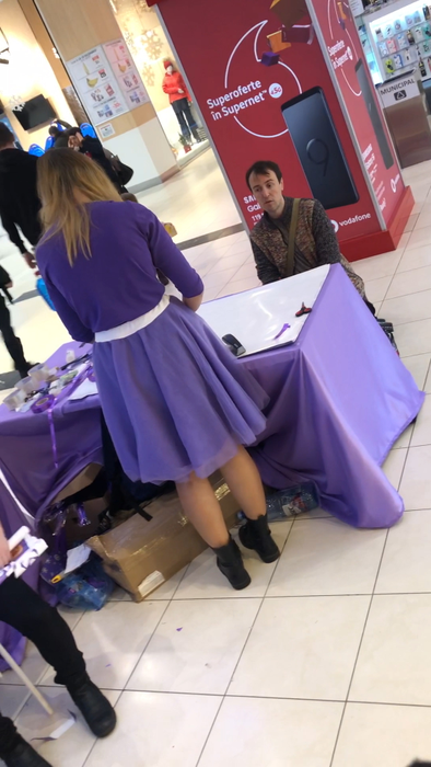 Aflat la mall, Călin Geambașu s-a pus în genunchi în fața unei hostese