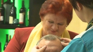De ziua lui, Cristian Tantareanu a dat peste doi tarani la restaurant! Si-au bagat mainile in mancarea lui si s-au urcat cu picioarele pe masa!