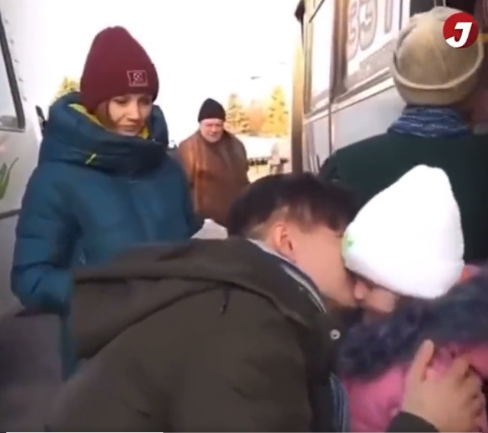 Momentul sfâșietor în care un tătic ucrainean își îmbrățișează fiica pentru ultima dată. El rămâne să lupte pentru țară