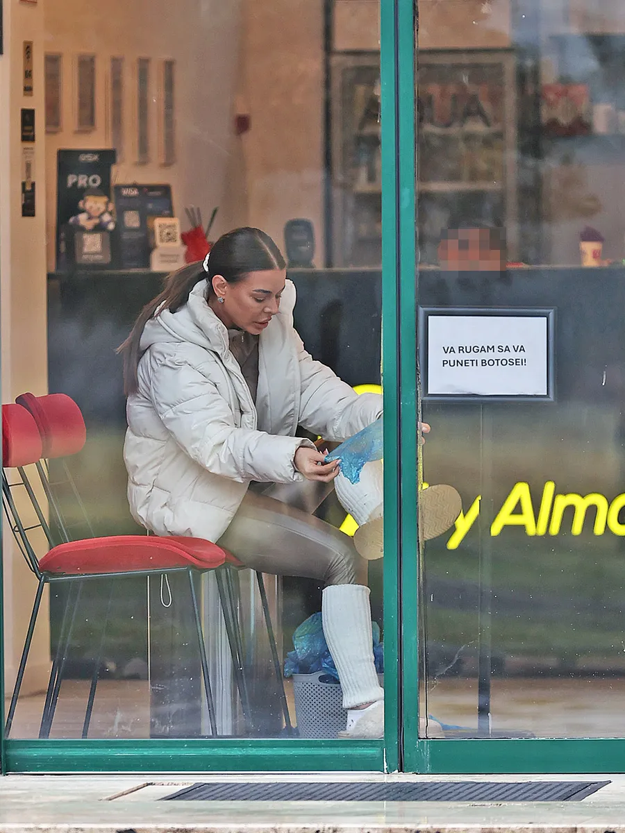 Ana Mocanu se echipează pentru a intra în sală