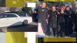 Imagini sfâșietoare! Patronul de la „Ferma Dacilor” își ia adio de la fiul lui
