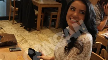 Adelina Pestritu imbina placutul cu utilul la mall. S-a dus la peste cu cizme noi!