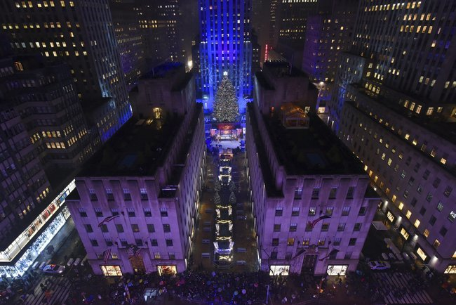 S-au aprins luminiţele în celebrul Rockefeller Center din New York! Vezi cum arată bradul din acest an. Imaginile sunt spectaculoase