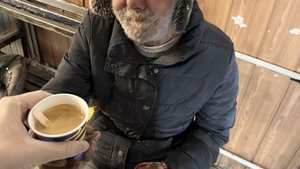 Ți se rupe sufletul! Strigătul surd al unui vârstnic, care a muncit toată viața și acum zace lihnit într-o gară: ,,Aveți ceva de muncă? Mi-e foame"