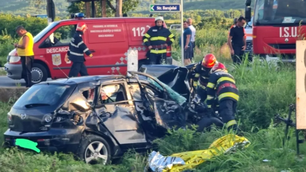 Autoturism lovit de tren în Vâlcea. Cinci persoane se aflau în mașină în momentul impactului