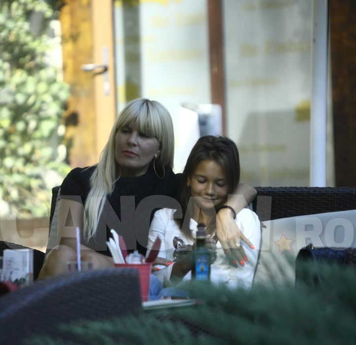 IMAGINI EXCLUSIVE La 42 de ani işi ”antrenează” instinctele de mamă. Elena Udrea işi doreşte un copil şi…”lucrează” pentru asta