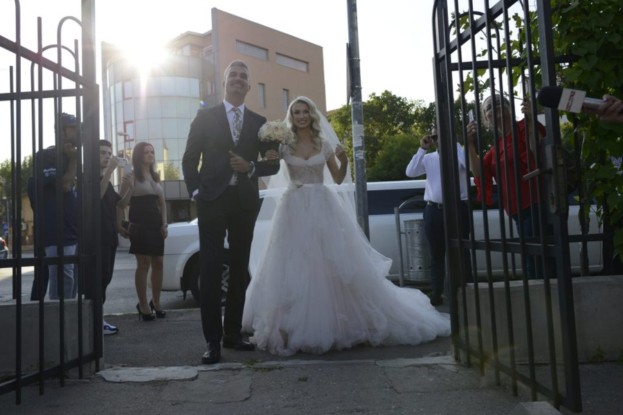 Andreea Bălan a fost condusă la altar de nașul ei, Aurelian Temișan © CANCAN.RO