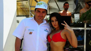 A vrut sa fie sexy, dar intreg tabloul a fost distrus de un... cos copt! Vezi ce cantareata a comis-o in halul asta!