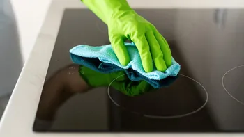 Cum cureți corect o plită din vitroceramică fără să o zgârii. Greșeala care lasă urme permanente pe suprafață
