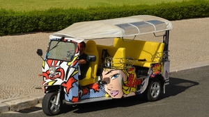 Cât costă o plimbare cu tuk tuk prin București. Ce prețuri plătesc turiștii pentru o cursă cu vehiculul ce are origini asiatice