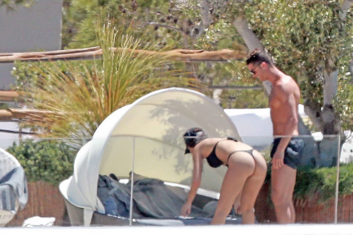 Imagini incendiare cu Cristiano Ronaldo şi prietena lui, modelul Georgina Rodriguez, la plajă
