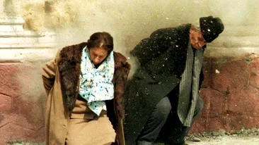 Imagini de la deshumarea lui Nicolae Ceauşescu! Părul, celebrul palton şi căciula de astrahan au rezistat chiar şi după două decenii