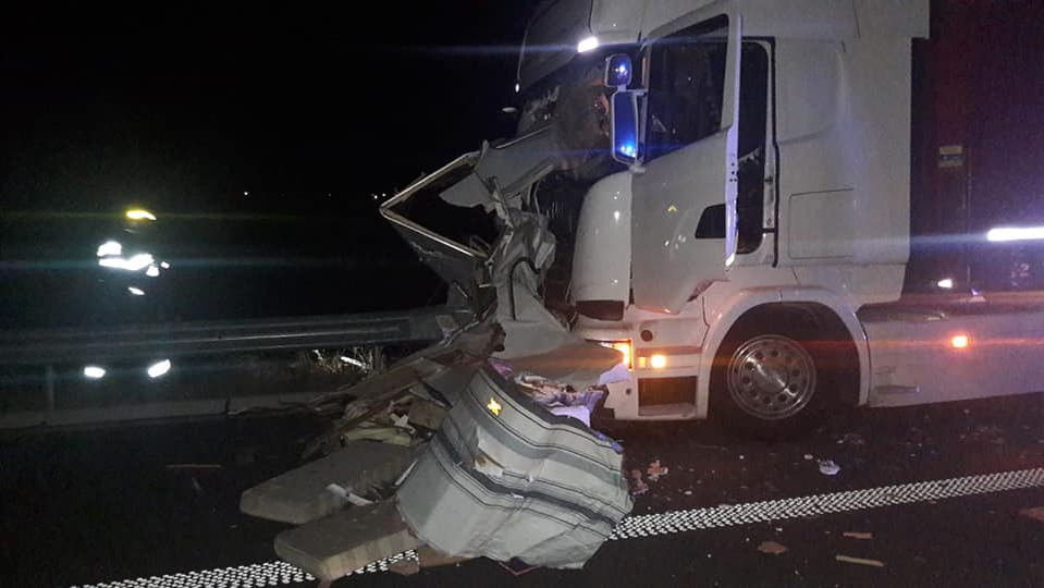 Tragedie pe autostrada A1 Lugoj – Deva. Doi bărbați au murit după ce au fost spulberați de un TIR pe banda de urgență