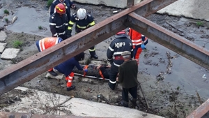 Tentativă de sinucidere sau accident?! Un bărbat din Argeș a ajuns în stare gravă, după ce a căzut de pe un pod dezafectat