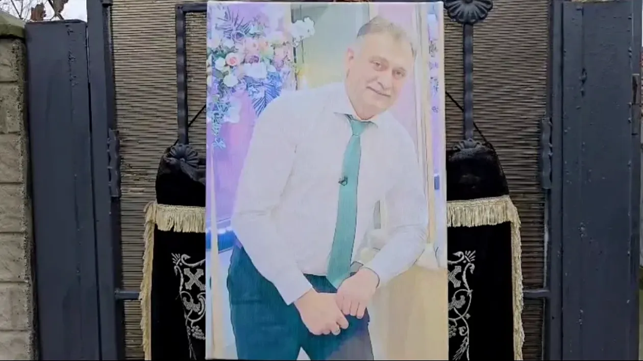 Imaginile durerii: zeci de coroane de flori au fost aduse la priveghiul artistului Ion Drăgan! Este doliu masiv în comuna Bălești, după Crăciun