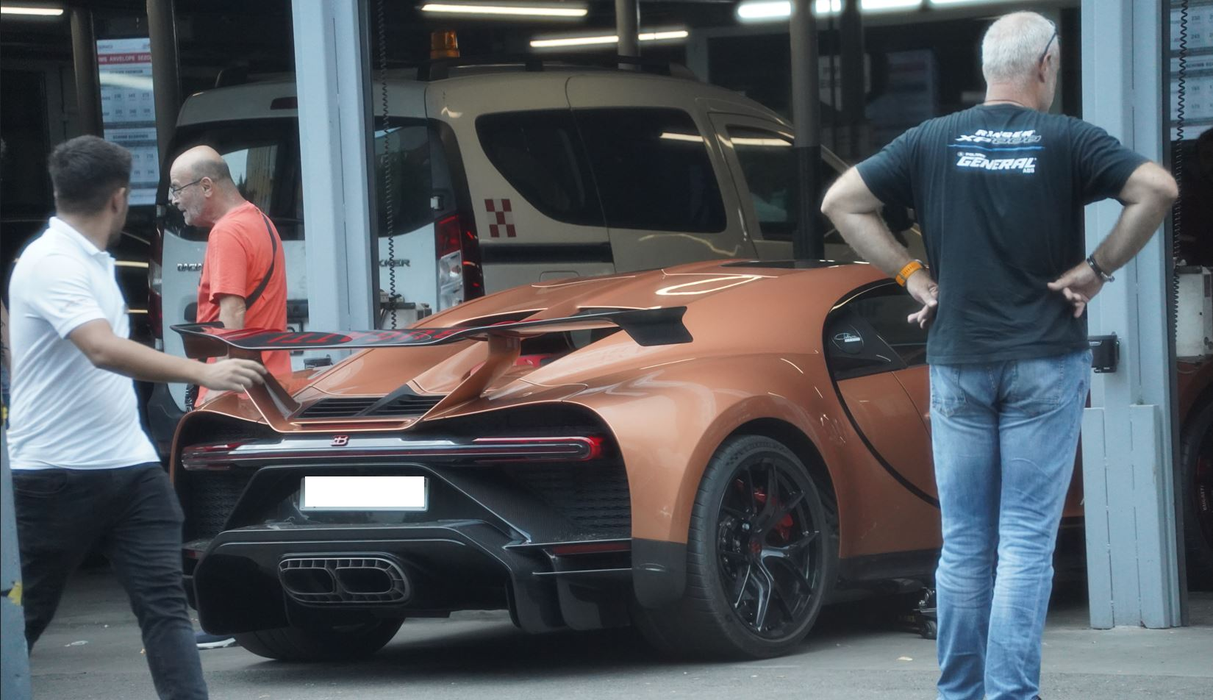 Bolidul Bugatti, de 5,4 milioane de euro, al fraților Tate a ajuns pe butuci (Foto: CANCAN.RO)