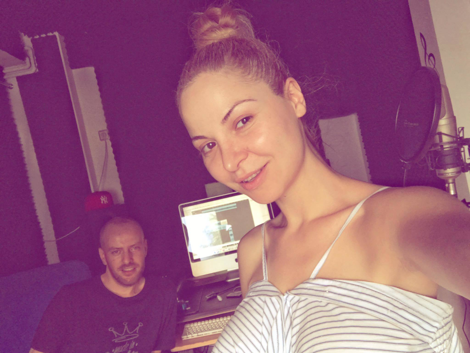 Alessia e gravidă cu primul ei copil. Cântăreaţa a fost la maternitate şi…radiază de fericire!