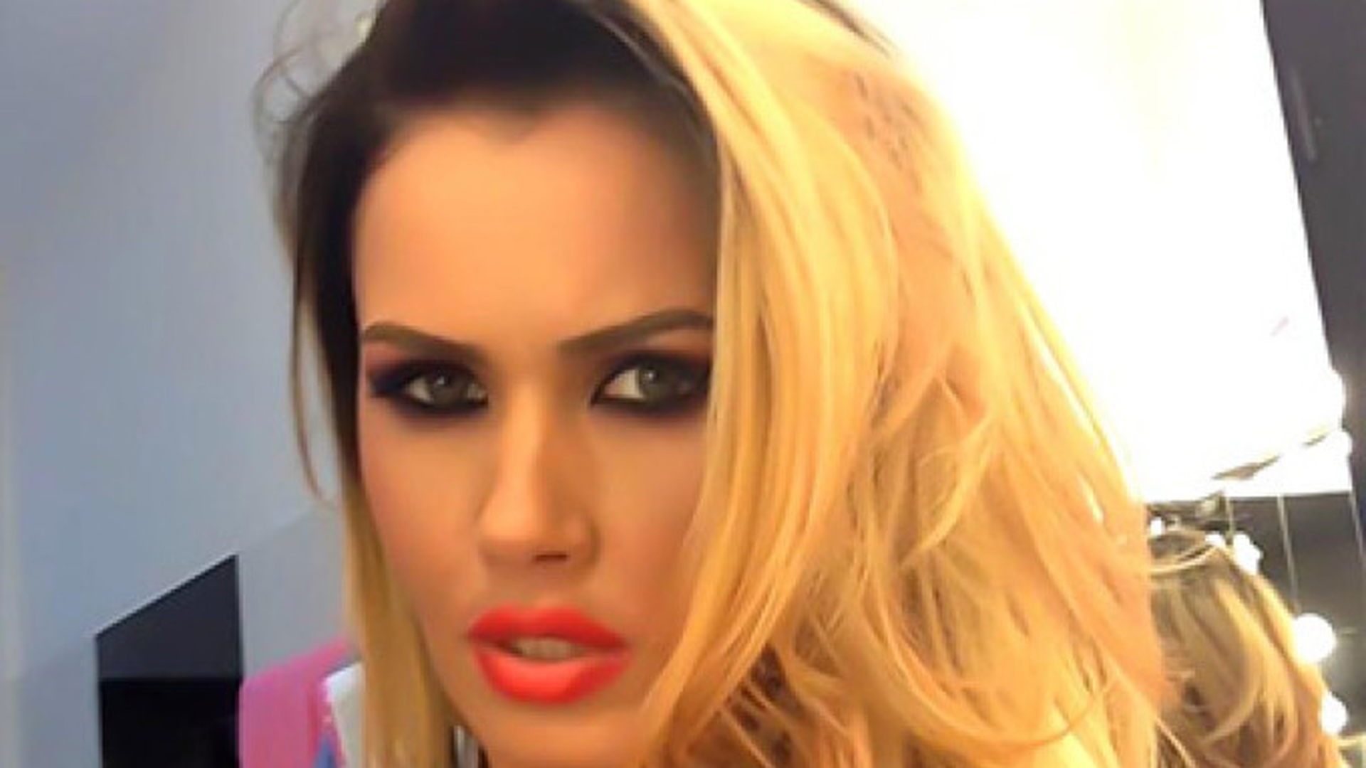 Fotografiile pe care Oana Zăvoranu le-a ţinut ascunse până acum! Uite cum arăta blondina, dar şi mama ei, când fiecare avea 18 ani