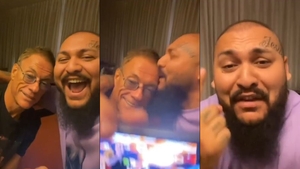 Imaginile zilei! Dani Mocanu îl pupă părintește, pe frunte, pe Jean-Claude Van Damme, în timp ce actorul îi ascultă melodiile: „E lumea plină de invidie”. VIDEO