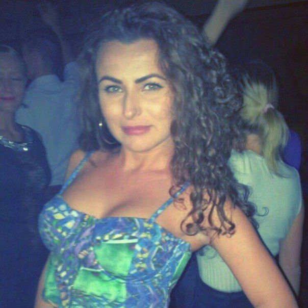 FOTO! Cum arată tânăra infractoare care înşeală zilnic zeci de părinţi pe plajele din România.