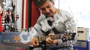 A cantat o jumatate de ora in centrul Bucurestiului la o chitara de 12.000 de lei! Afla ce manelist celebru s-a apucat de rock!