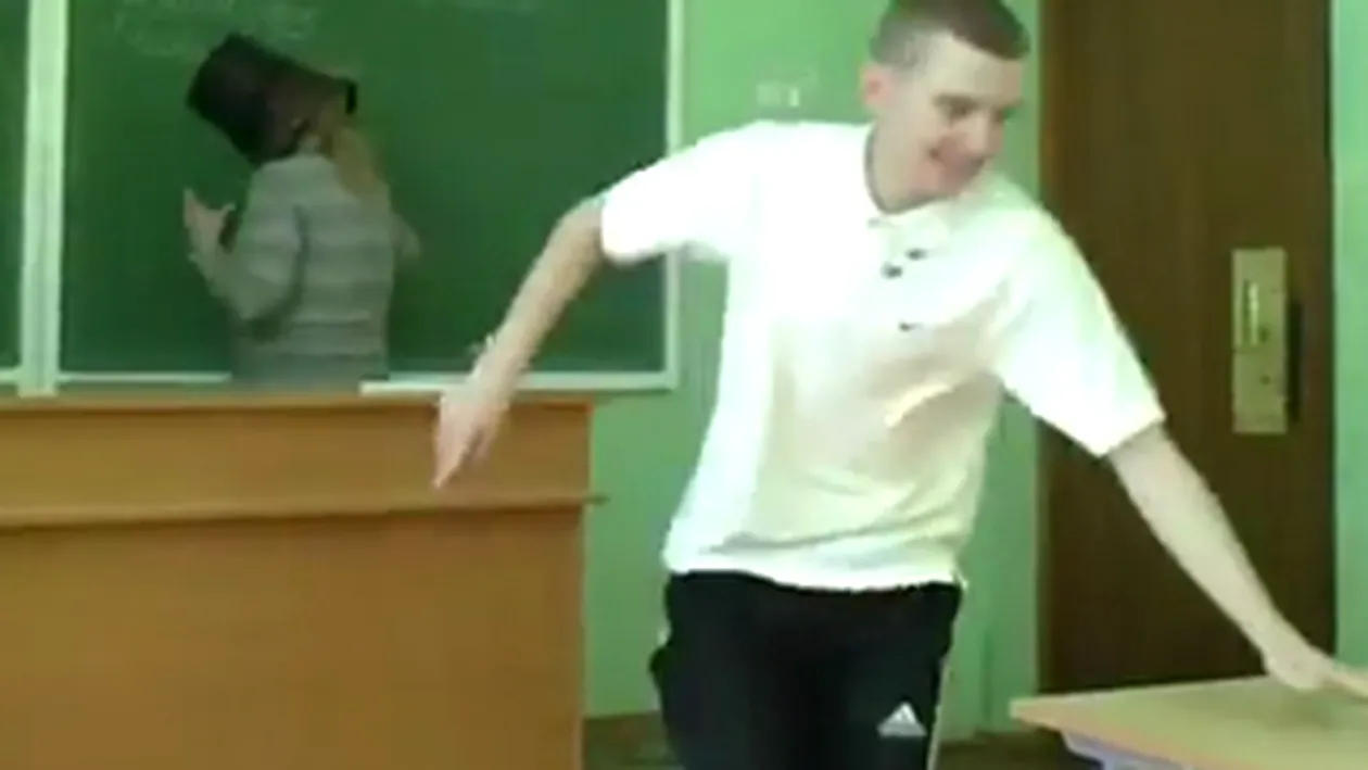 Nu mai exista pic de respect! O profesoara a plictisit atat de tare un elev, incat acesta i-a pus cosul de gunoi in cap - VIDEO Incredibil!