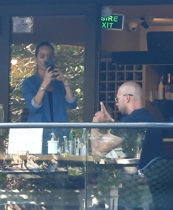 Recent, Andrew Cobra Tate, fratele celebrului Tristat Tate, a făcut o ședință foto chiar pe terasa unui restaurant din București