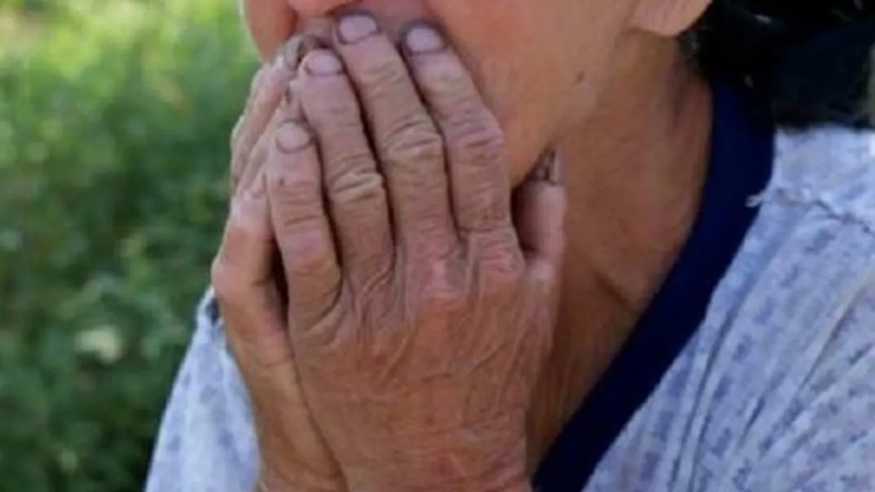 Batrana tinuta legata de piciorul mesei, in Botosani! N-o sa-ti vina sa crezi cum explica fiul ei asta