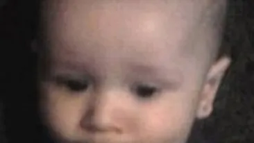 IMAGINE REVOLTATOARE! Ce a putut sa-i bage in gura acestui copil mama lui! A fost arestata imediat