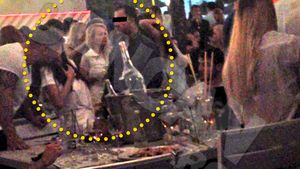 Ramona Gabor, luata "la pachet" cu trei bunaciuni, de catre un afacerist misterios! Cum s-a distrat in "grup" sora lui Moni