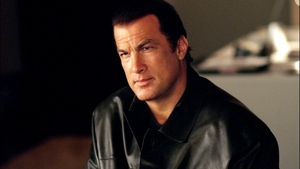E topit dupa femeile din Romania! Steven Segal, apropieri suspecte cu o solista de la noi! Se leaga o idila?
