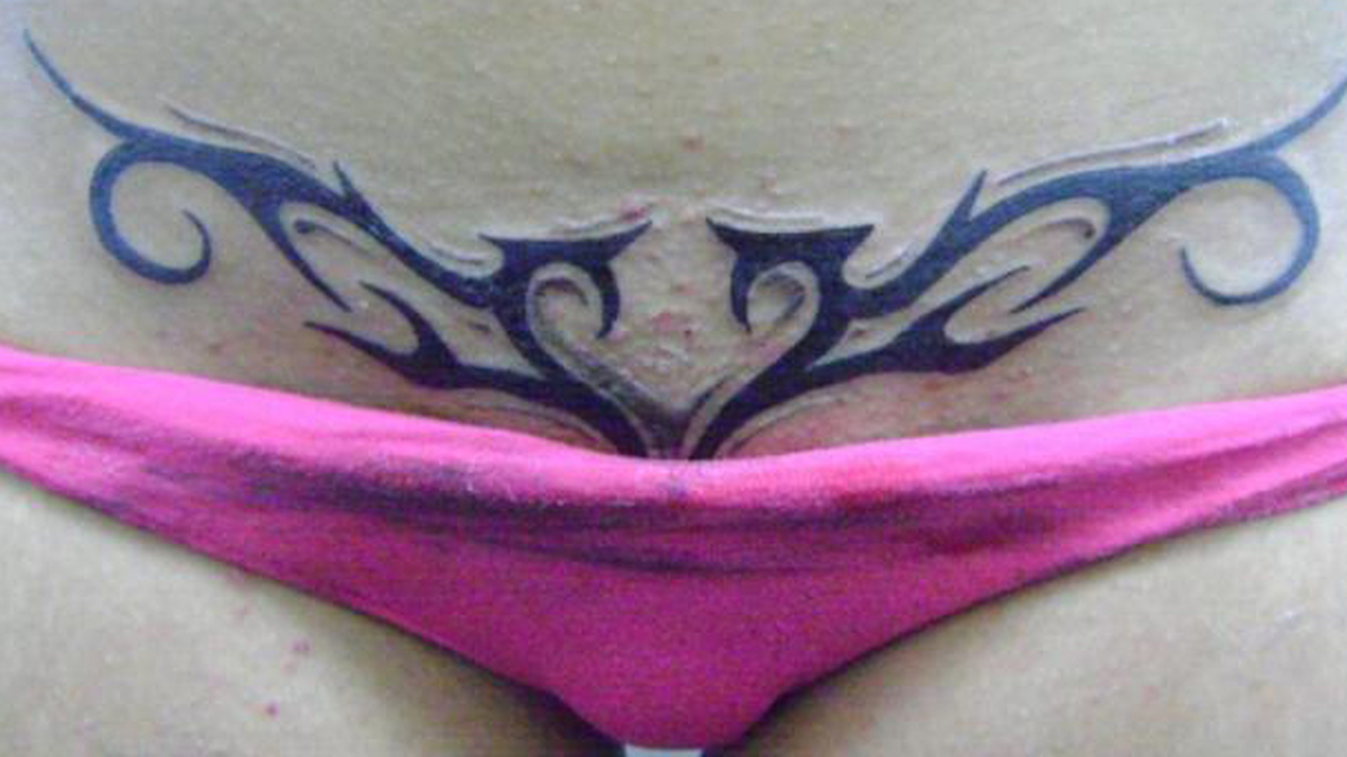 Româncele se dau în vânt după tatuaje intime! Care sunt ultimele tendinţe pentru decorarea zonei...de jos!