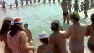VIDEO Flash mob de Romania! Zeci de turisti au incins o hora pe plaja si in mare! Asta da atractie pentru straini!