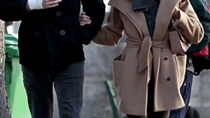 Romantic sau nu? Eva Mendes, la plimbare cu Ryan Gosling prin cimitir