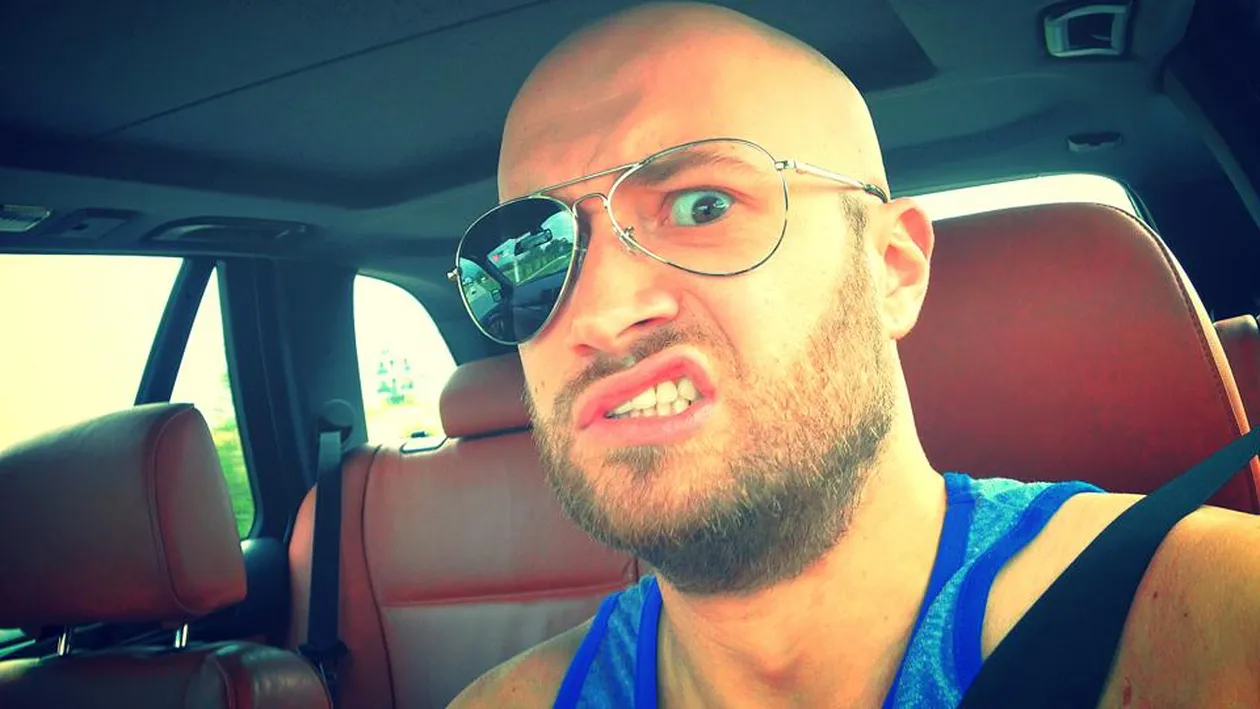 Mihai Bendeac nu se poate concentra! Uite cu ce decolteu generos s-a prezentat o domnisoara la o intalnire cu el