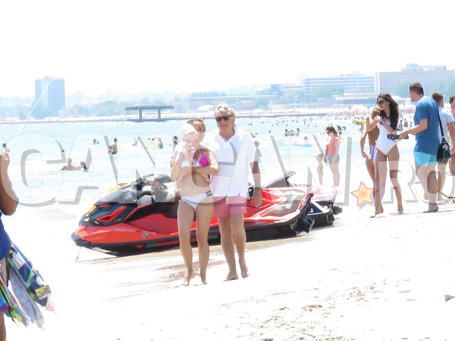 L-am filmat pe malul mării, cu fetiţa de 1 an! Regele cartonului e super-dad la 72 de ani!