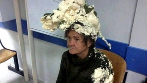 Femeia asta a ajuns la spital asa! Medicii nu stiau ce a patit, dar cand au aflat ce avea pe cap s-au ingrozit!