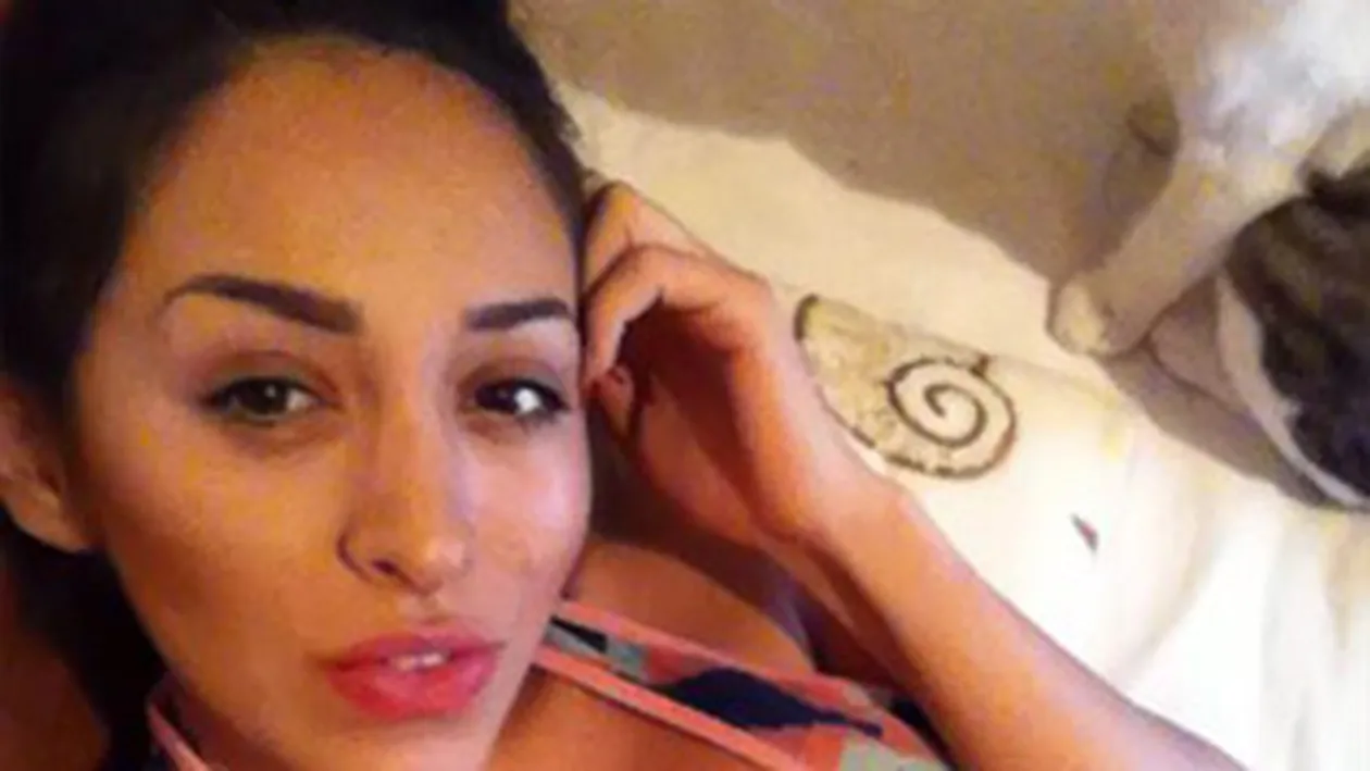 Poarta sau nu chiloti? Ti-ai fi dorit ca incadrarea sa fie cu doi centimetri mai larga! Ruby, mai sexoasa ca niciodata!