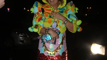 Delia a dat in mintea copiilor! Si-a luat ursuletii la plimbare in toiul noptii si a ajuns la o petrecere de bancheri!