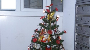Amantlâc de Crăciun? "Grinchii" au tresărit când au văzut mesajul: "Nu umbla la brad, că...". Poza a devenit virală 