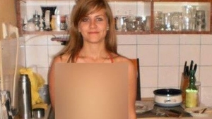 Cea mai tare gospodina! Isi asteapta iubitul imbracata in asa ceva! A strans mii de like-uri pe internet