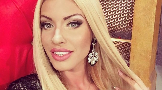 Loredana Chivu, ţinută de infarct la piscină. Ce facea în spatele ei un fan încins!