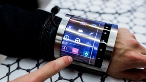 Cele mai tari gadgeturi prezentate la Mobile World Congress. Brătara flexibilă care ia locul tabletei a uimit pe toată lumea!