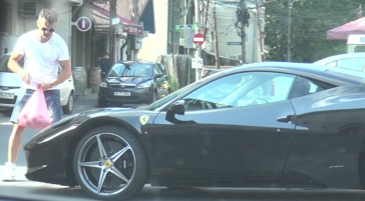 Fost fotbalist la Fulgerul Lereşti sau Naomi Câmpulung, Dîrnea are o colecţie incredibilă de maşini, a cărei ”piesa de rezistenţă” este un Ferrari