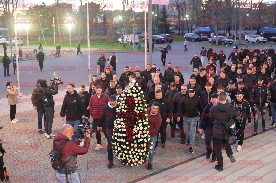 Trupul neînsuflețit al lui Mircea Lucescu, depus la Arena Națională. Familia a cerut pentru marele antrenor un sicriu Boston de 3000 €, același pe care l-a avut și Ion Iliescu