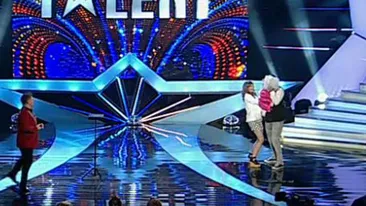 Plina de par pe picioare, bunicuta sexy l-a sarutat cu foc pe Smiley! Te prapadesti de ras daca vezi momentul!